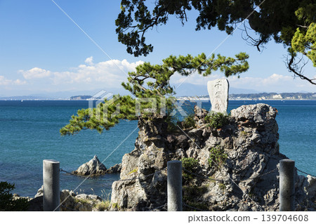 Hayama Morito Beach: Senkanmatsu pine tree and Enoshima Island in the distance. Hayama Morito Beach: Senkanmatsu pine tree and Enoshima Island in the distance. 139704608