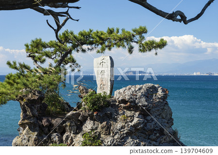 Hayama Morito Beach: Senkanmatsu pine tree and Enoshima Island in the distance. Hayama Morito Beach: Senkanmatsu pine tree and Enoshima Island in the distance. 139704609