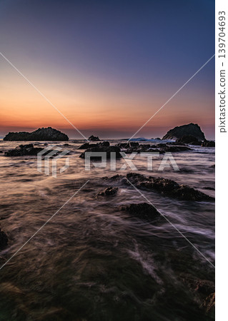 晨光灑在田代海灘上,枕狀熔岩地形和輕柔的波浪構成了一幅美麗的畫面。 晨光灑在田代海灘上,枕狀熔岩地形和輕柔的波浪構成了一幅美麗的畫面。 139704693