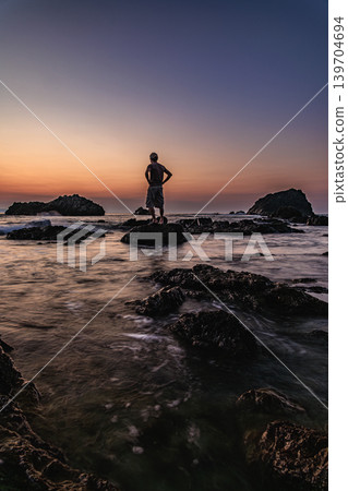 在屋久島美麗的沿海地區田代海灘，可以看到夢幻般的日出。 139704694