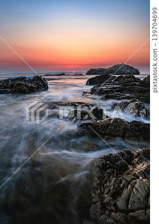 屋久島田代海岸的靜謐海灘,靜待日出。 屋久島田代海岸的靜謐海灘,靜待日出。 139704699