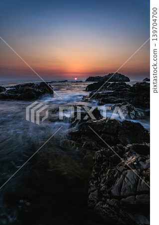 屋久島田代海岸的日出景色，礁石與海浪交織在一起。 139704700