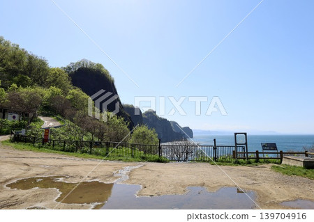 In early May in Otaru City, Hokkaido, I took a walk along the cliffside coast of Otamoi, visiting Ryugukaku (a historical building), Otamoi Amusement Park, and the remaining cliffs. In early May in Otaru City, Hokkaido, I took a walk along the cliffside coast of Otamoi, visiting Ryugukaku (a historical building), Otamoi Amusement Park, and the remaining cliffs. 139704916