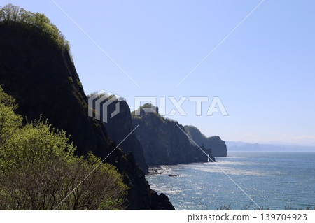 In early May in Otaru City, Hokkaido, I took a walk along the cliffside coast of Otamoi, visiting Ryugukaku (a historical building), Otamoi Amusement Park, and the remaining cliffs. In early May in Otaru City, Hokkaido, I took a walk along the cliffside coast of Otamoi, visiting Ryugukaku (a historical building), Otamoi Amusement Park, and the remaining cliffs. 139704923