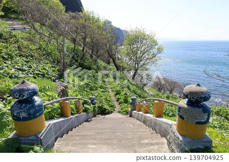 In early May in Otaru City, Hokkaido, I took a walk along the cliffside coast of Otamoi, visiting Ryugukaku (a historical building), Otamoi Amusement Park, and the remaining cliffs. In early May in Otaru City, Hokkaido, I took a walk along the cliffside coast of Otamoi, visiting Ryugukaku (a historical building), Otamoi Amusement Park, and the remaining cliffs. 139704925