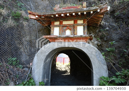 In early May in Otaru City, Hokkaido, I took a walk along the cliffside coast of Otamoi, visiting Ryugukaku (a historical building), Otamoi Amusement Park, and the remaining cliffs. In early May in Otaru City, Hokkaido, I took a walk along the cliffside coast of Otamoi, visiting Ryugukaku (a historical building), Otamoi Amusement Park, and the remaining cliffs. 139704930
