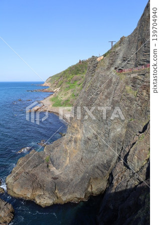 In early May in Otaru City, Hokkaido, I took a walk along the cliffside coast of Otamoi, visiting Ryugukaku (a historical building), Otamoi Amusement Park, and the remaining cliffs. 139704940