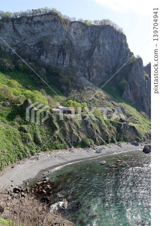 In early May in Otaru City, Hokkaido, I took a walk along the cliffside coast of Otamoi, visiting Ryugukaku (a historical building), Otamoi Amusement Park, and the remaining cliffs. In early May in Otaru City, Hokkaido, I took a walk along the cliffside coast of Otamoi, visiting Ryugukaku (a historical building), Otamoi Amusement Park, and the remaining cliffs. 139704941
