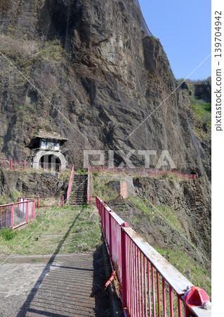 In early May in Otaru City, Hokkaido, I took a walk along the cliffside coast of Otamoi, visiting Ryugukaku (a historical building), Otamoi Amusement Park, and the remaining cliffs. In early May in Otaru City, Hokkaido, I took a walk along the cliffside coast of Otamoi, visiting Ryugukaku (a historical building), Otamoi Amusement Park, and the remaining cliffs. 139704942