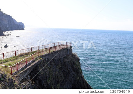 In early May in Otaru City, Hokkaido, I took a walk along the cliffside coast of Otamoi, visiting Ryugukaku (a historical building), Otamoi Amusement Park, and the remaining cliffs. 139704949