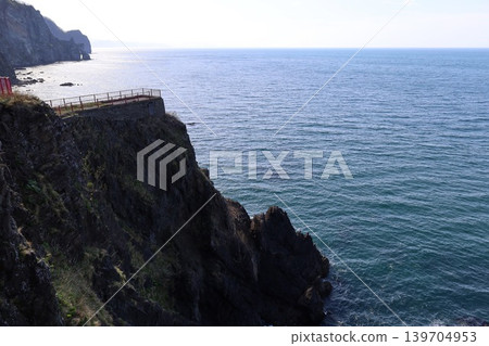 In early May in Otaru City, Hokkaido, I took a walk along the cliffside coast of Otamoi, visiting Ryugukaku (a historical building), Otamoi Amusement Park, and the remaining cliffs. In early May in Otaru City, Hokkaido, I took a walk along the cliffside coast of Otamoi, visiting Ryugukaku (a historical building), Otamoi Amusement Park, and the remaining cliffs. 139704953
