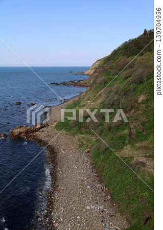 五月初，我在北海道小樽市沿著小樽海岸的懸崖邊散步，經過了龍宮閣（小樽海岸的一座歷史建築）和小樽遊樂園。 139704956