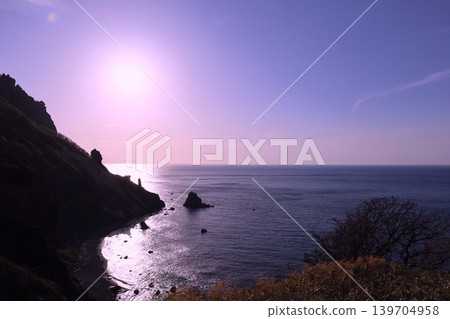 In early May in Otaru City, Hokkaido, I took a walk along the cliffside coast of Otamoi, visiting Ryugukaku (a historical building), Otamoi Amusement Park, and the remaining cliffs. In early May in Otaru City, Hokkaido, I took a walk along the cliffside coast of Otamoi, visiting Ryugukaku (a historical building), Otamoi Amusement Park, and the remaining cliffs. 139704958