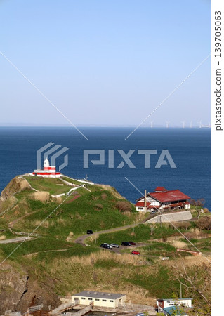 五月初,從北海道小樽市的宿津全景展望台眺望日本海,一艘春季渡輪正駛向近海。 五月初,從北海道小樽市的宿津全景展望台眺望日本海,一艘春季渡輪正駛向近海。 139705063