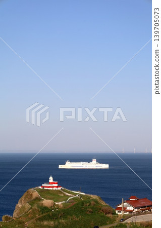 五月初，從北海道小樽市的宿津全景展望台眺望日本海，一艘春季渡輪正駛向近海。 139705073
