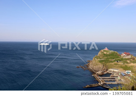 五月初,從北海道小樽市的宿津全景展望台眺望日本海,一艘春季渡輪正駛向近海。 五月初,從北海道小樽市的宿津全景展望台眺望日本海,一艘春季渡輪正駛向近海。 139705081