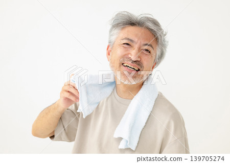 Skincare and beauty for middle-aged and older men Skincare and beauty for middle-aged and older men 139705274