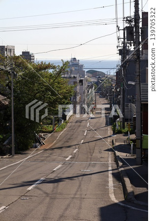 五月初，在北海道小樽的船見坂，也就是電影和電視劇的拍攝地，可以看到船隻。 139705322