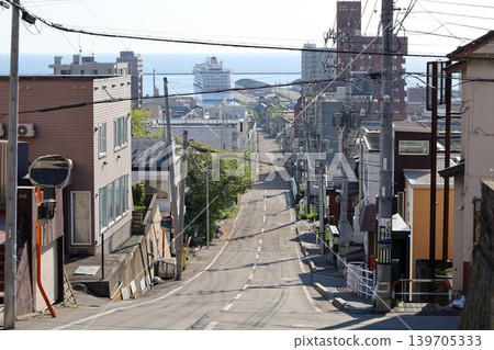 In early May in Otaru, Hokkaido, at Funamizaka, a slope that has been the setting for movies and dramas, you can see ships from this slope, a filming location for movies. 139705333