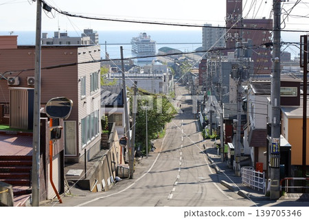 五月初,在北海道小樽的船見坂,也就是電影和電視劇的拍攝地,可以看到船隻。 五月初,在北海道小樽的船見坂,也就是電影和電視劇的拍攝地,可以看到船隻。 139705346