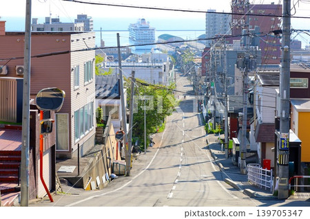 五月初,在北海道小樽的船見坂,也就是電影和電視劇的拍攝地,可以看到船隻。 五月初,在北海道小樽的船見坂,也就是電影和電視劇的拍攝地,可以看到船隻。 139705347