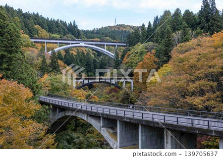 Autumn foliage on mountains and arch bridges; three bridges spanning a valley; stunning autumn scenery; tourist spot; beautiful nature; landscape material 139705637