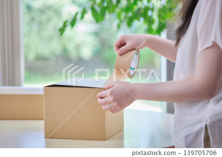 一位年輕女子正在製作紙箱 139705706