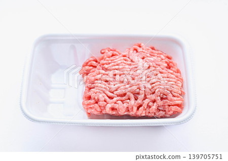 白色背景的食品托盤盛放著國產豬肉餡。 白色背景的食品托盤盛放著國產豬肉餡。 139705751