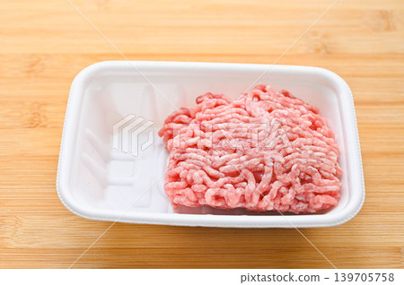 食品托盤中的國產豬肉餡 139705758