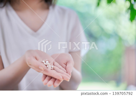 一位二十多歲的女性，服用大量藥物 139705792