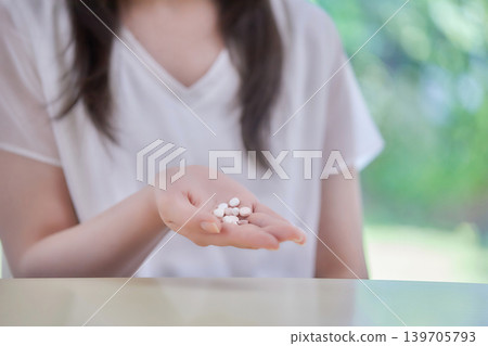 一位二十多歲的女性，服用大量藥物 139705793