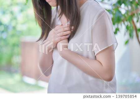 A woman in her 20s who is feeling unwell A woman in her 20s who is feeling unwell 139705854