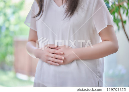 一位20多歲的女性感覺身體不適 一位20多歲的女性感覺身體不適 139705855
