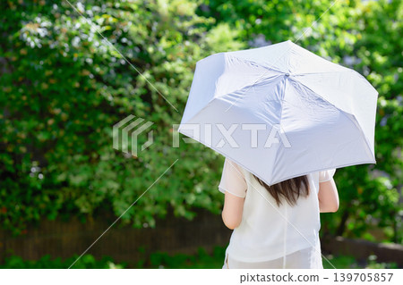 一位二十多歲的女子撐著陽傘。 139705857