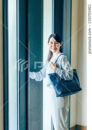 一位即將出門的女士 139705901