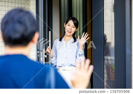 一位家庭主婦送丈夫出門。 139705906