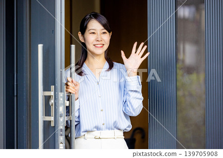 一位家庭主婦送丈夫出門。 139705908