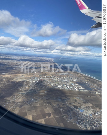 從飛機上看到的陸地、海洋和天空 從飛機上看到的陸地、海洋和天空 139706017