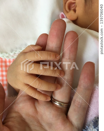 Baby's hand holding mom's hand 139706040