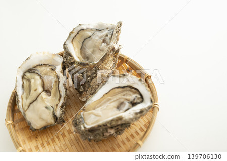 牡蠣的季節是夏季。 牡蠣的季節是夏季。 139706130