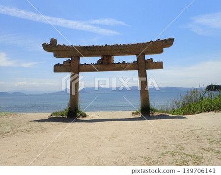 Naoshima, an island floating in the Seto Inland Sea between Okayama and Kagawa prefectures, is known as an island of art. Naoshima, an island floating in the Seto Inland Sea between Okayama and Kagawa prefectures, is known as an island of art. 139706141