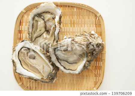 岩牡蠣在夏季上市。 岩牡蠣在夏季上市。 139706209