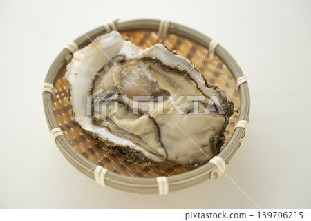 岩牡蠣在夏季上市。 岩牡蠣在夏季上市。 139706215