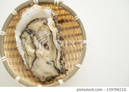 岩牡蠣在夏季上市。 岩牡蠣在夏季上市。 139706218