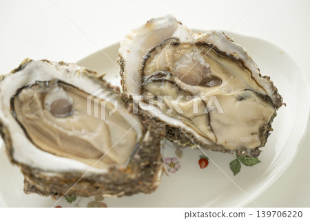 岩牡蠣在夏季上市。 岩牡蠣在夏季上市。 139706220