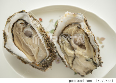 岩牡蠣在夏季上市。 岩牡蠣在夏季上市。 139706221