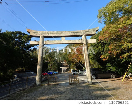 屋島神社位於香川縣高松市屋島大道入口附近,屋島南峰南麓。 屋島神社位於香川縣高松市屋島大道入口附近,屋島南峰南麓。 139706261