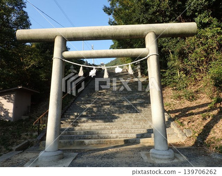 屋島神社位於香川縣高松市屋島大道入口附近,屋島南峰南麓。 屋島神社位於香川縣高松市屋島大道入口附近,屋島南峰南麓。 139706262