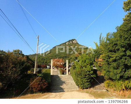 屋島神社位於香川縣高松市屋島大道入口附近，屋島南峰南麓。 139706266