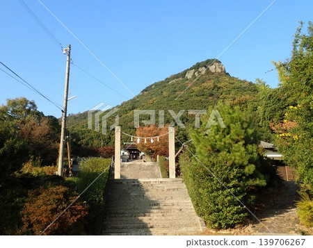 屋島神社位於香川縣高松市屋島大道入口附近,屋島南峰南麓。 屋島神社位於香川縣高松市屋島大道入口附近,屋島南峰南麓。 139706267